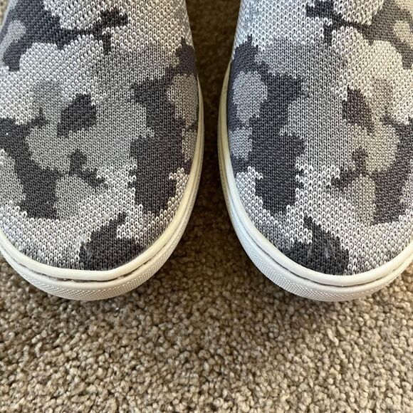 Girls Rothy’s Gray Camo Slip On Shoes size 4 - Picture 3 of 10